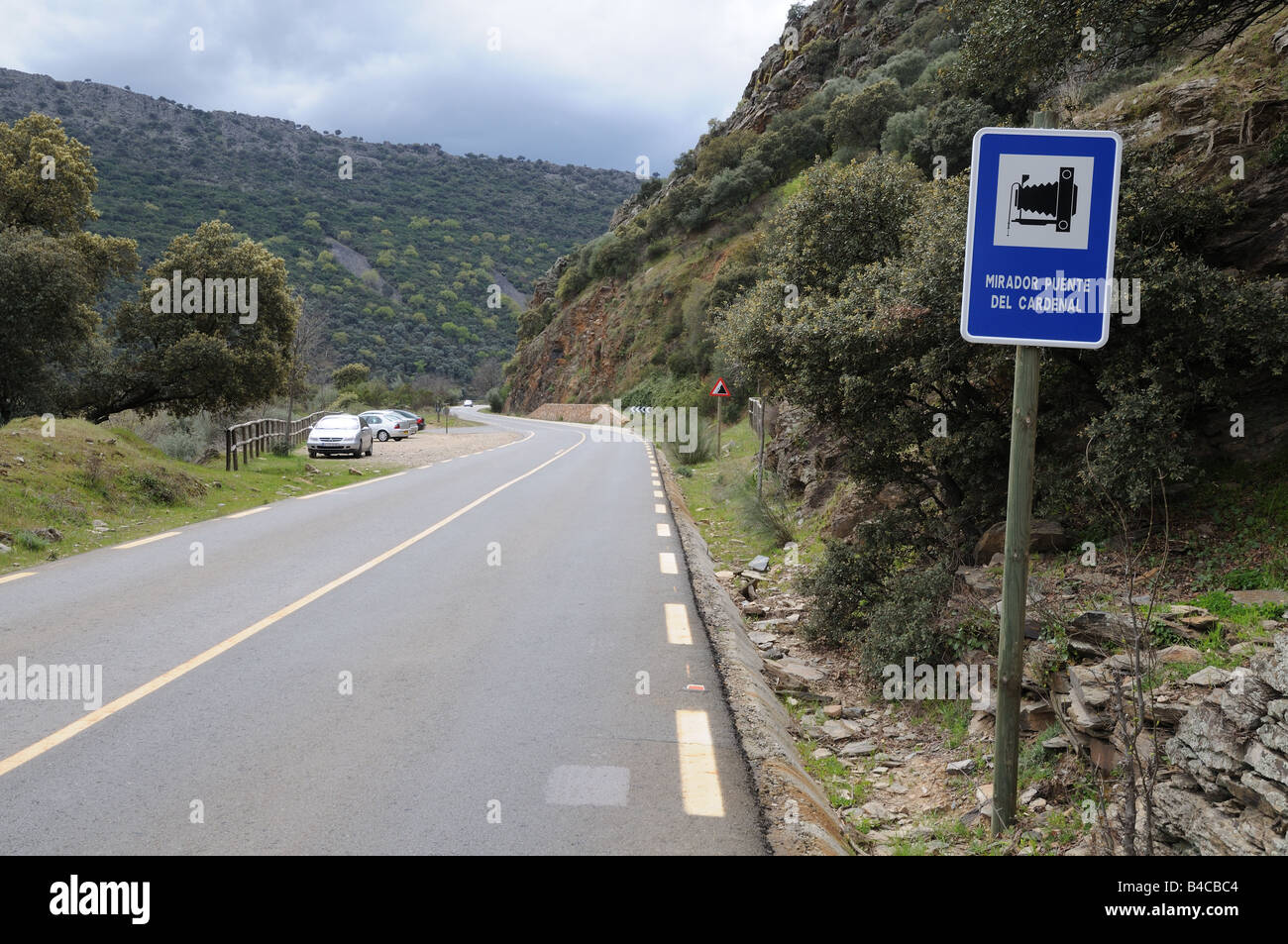 La route goudronnée A66 E803 avec place parking lay par vue et signe pour rivière Rio Tajo Espagne à 25 kilomètres au nord de Carceres in th Banque D'Images