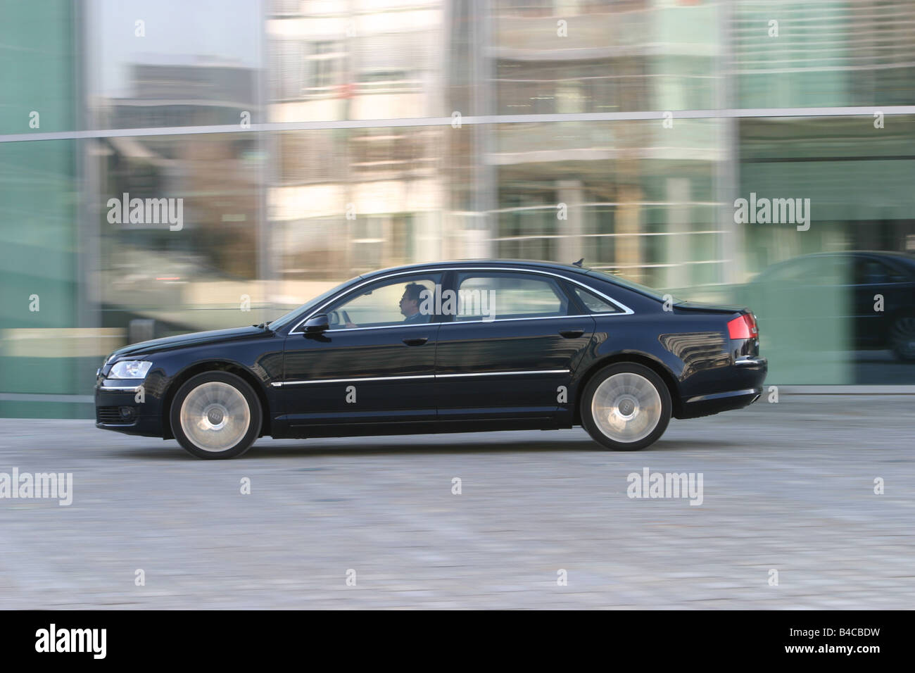 Voiture, Audi A8 6.0 W12, modèle année 2004-, noir, environ de luxe, Limousine, conduite, side view, Ville, photographe : Hans Dieter S Banque D'Images