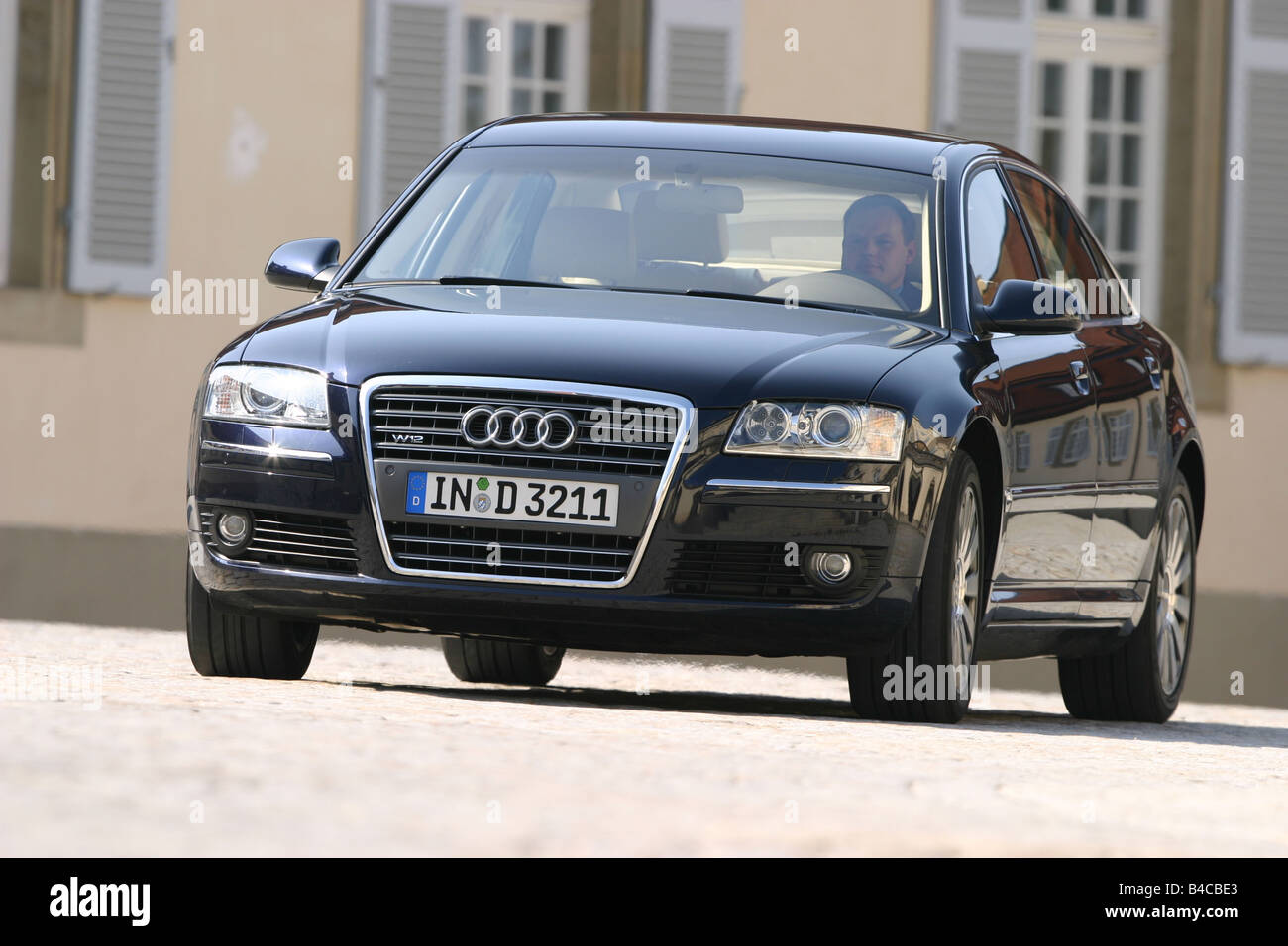 Voiture, Audi A8 6.0 W12, modèle année 2004-, noir, environ de luxe, Limousine, la conduite, la diagonale de l'avant, vue frontale, Ville, Banque D'Images