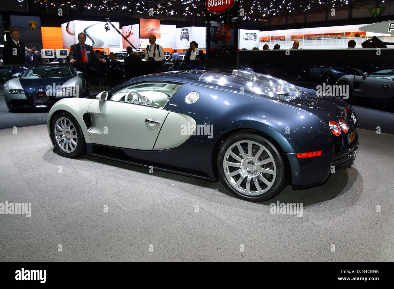 Bugatti 16.4 Veyron, voiture, 16/4, de l'étude, l'année de modèle 2005,  argent-bleu, roadster, debout, à la défense, env. show, moteur de Genève  Photo Stock - Alamy