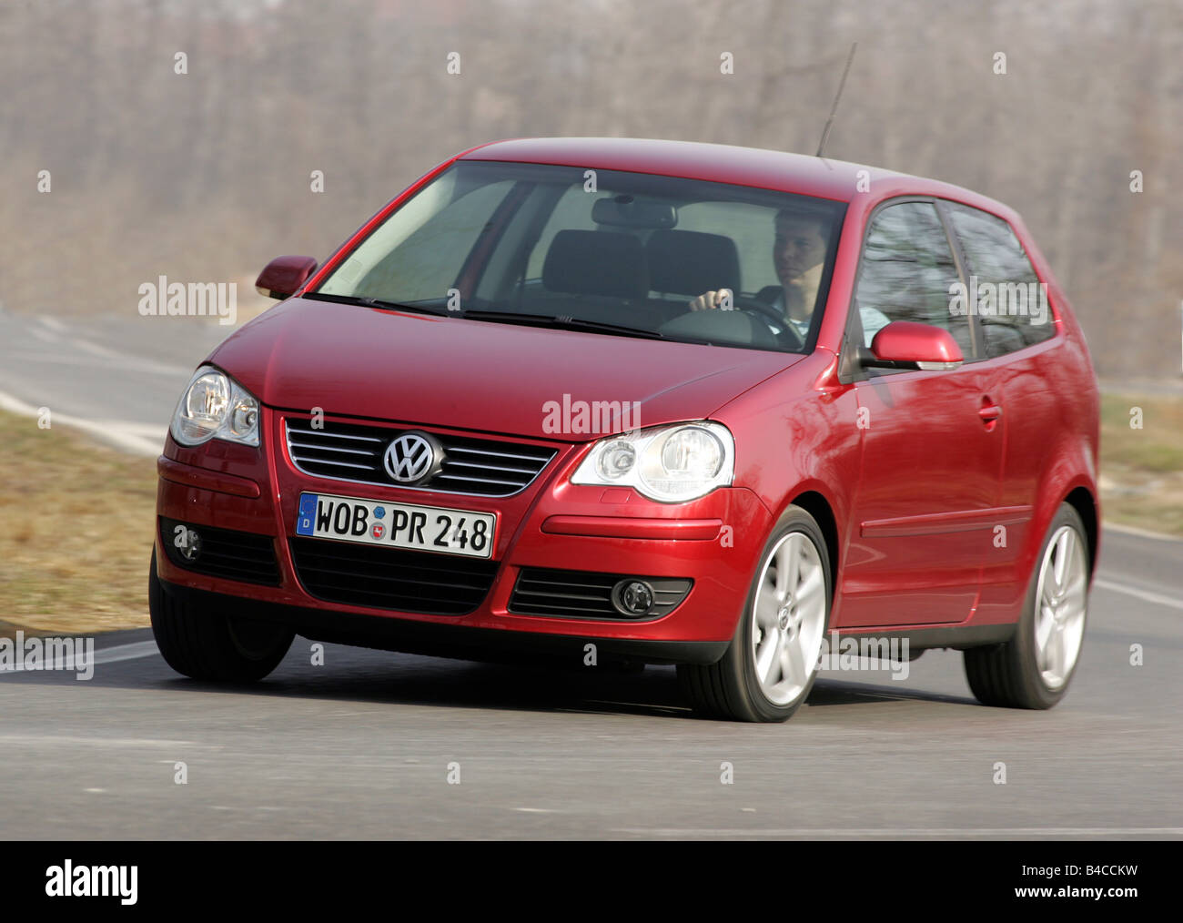 Voiture, VW Volkswagen Polo 1.4 TDI, année modèle 2005, de couleur rubis,-  petit env., Limousine, la conduite, la diagonale de l'avant, bof Photo  Stock - Alamy