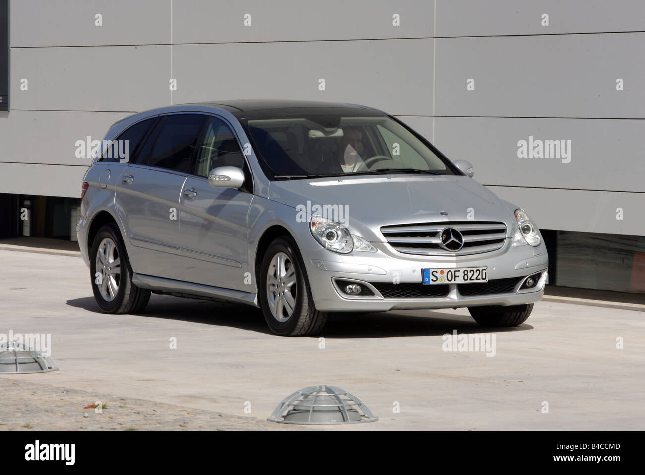 Voiture, Mercedes R 500, R-Klasse, modèle 2005, d'argent, Van, modèle croisé, Limousine, debout, à la défense, à partir de la diagonale Banque D'Images