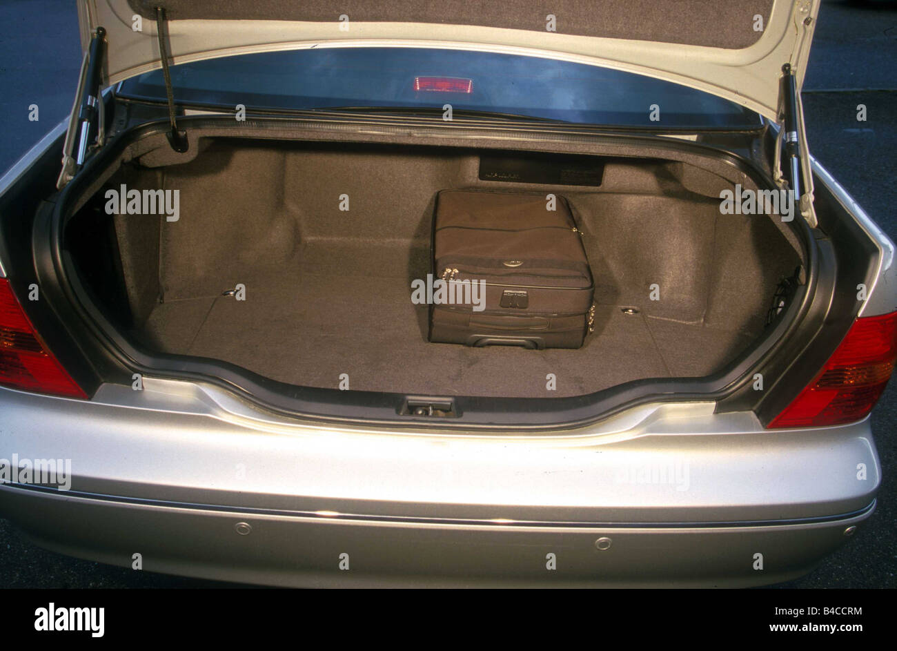 Voiture, Lexus LS 430, une limousine de luxe, environ s, l'année de modèle  2001, d'argent, vue dans le sabot, la technique/accessoire, accessoires  Photo Stock - Alamy