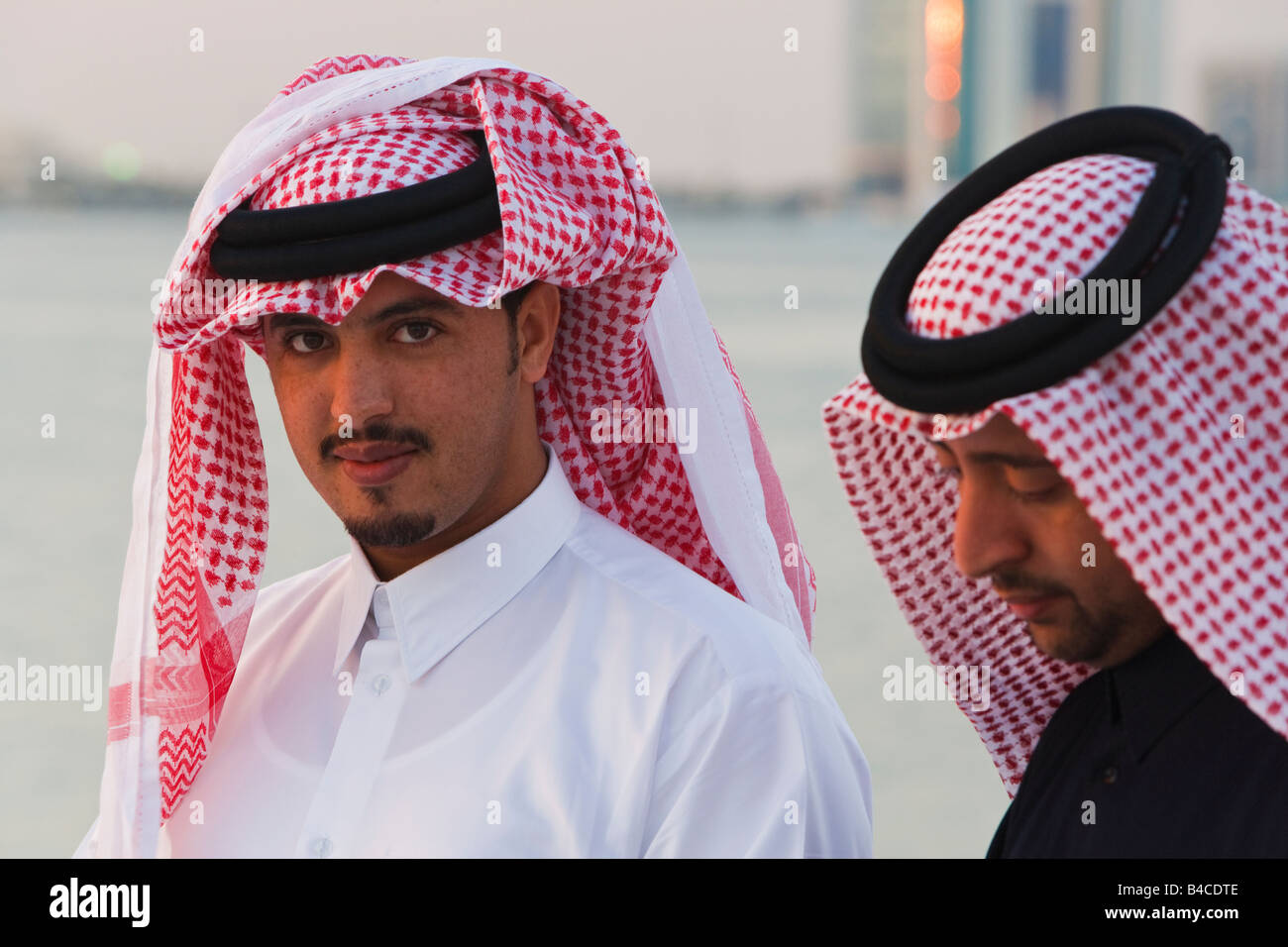 Le Qatar, au MoyenOrient, Péninsule Arabe, Doha, deux hommes portant