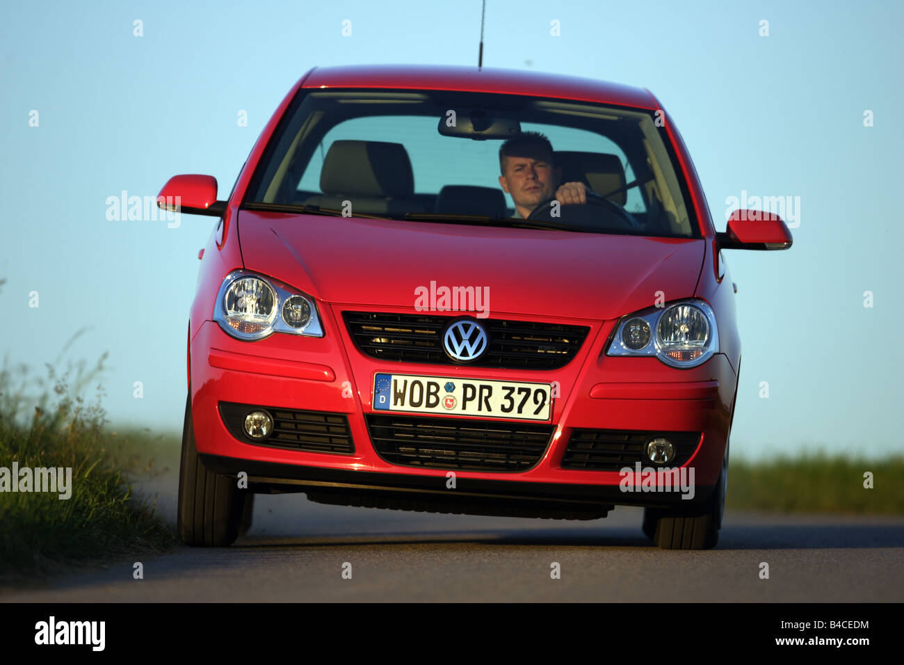 Voiture, VW Volkswagen Polo 1.4 TDI, modèle de l'année 2005-, rouge, la  conduite, la diagonale de l'avant, vue frontale, country road, photographie  Photo Stock - Alamy