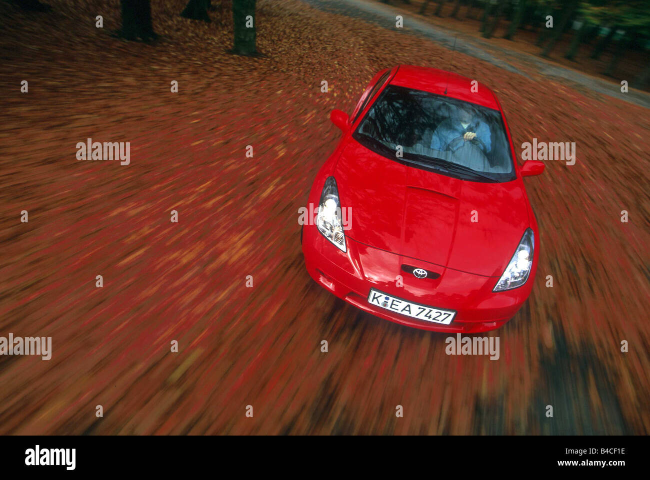 Voiture Toyota, Celiapprox.S RS 143, roadster, cabriolet, modèle année 1999-, rouge, la conduite, la diagonale de l'avant, vue frontale, Feuillage Banque D'Images