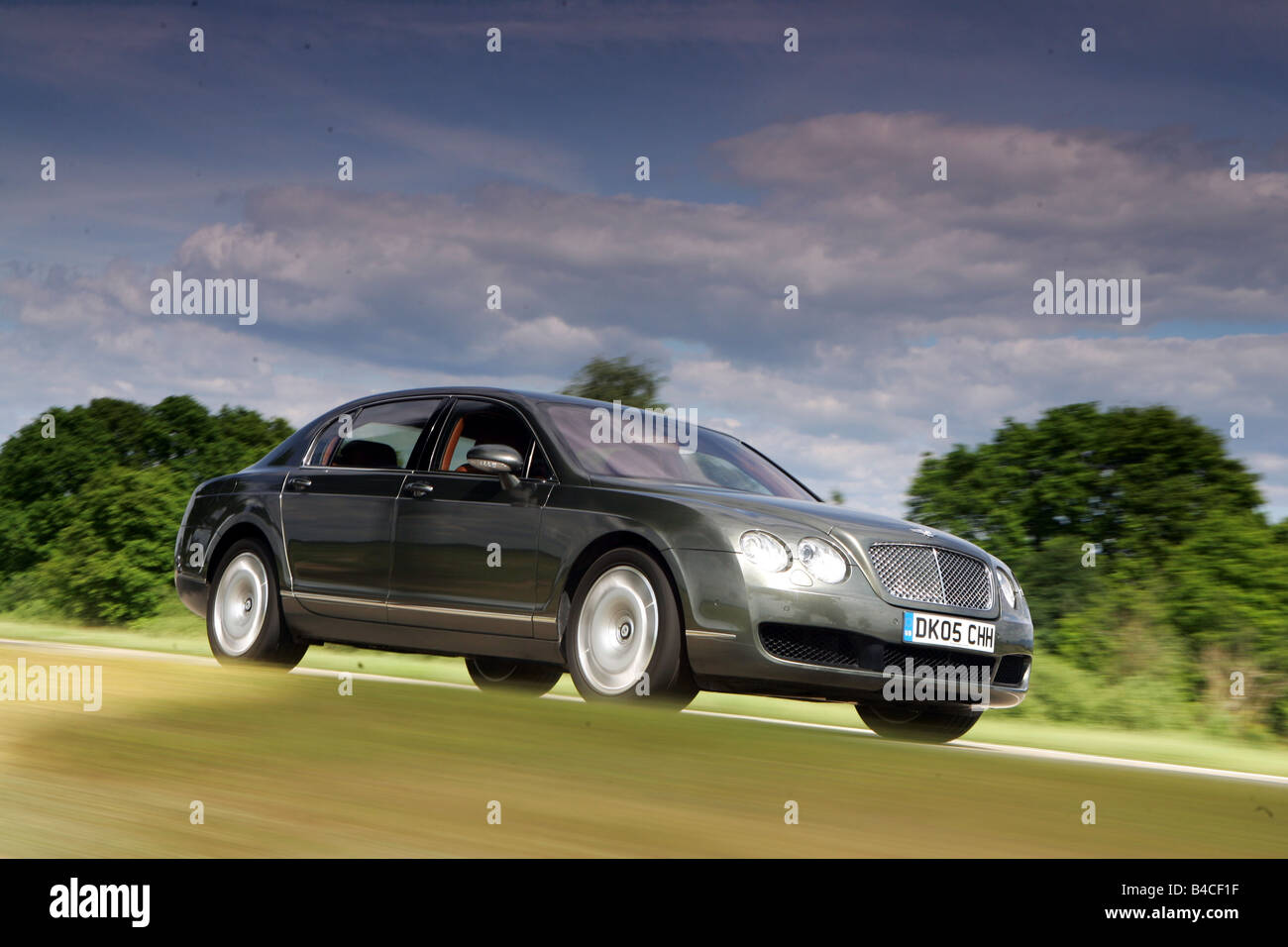 Voiture, Bentley Continental Flying Spur, anthracite, modèle de l'année 2005-, la conduite, la diagonale de l'avant, vue frontale, vue de côté, c Banque D'Images