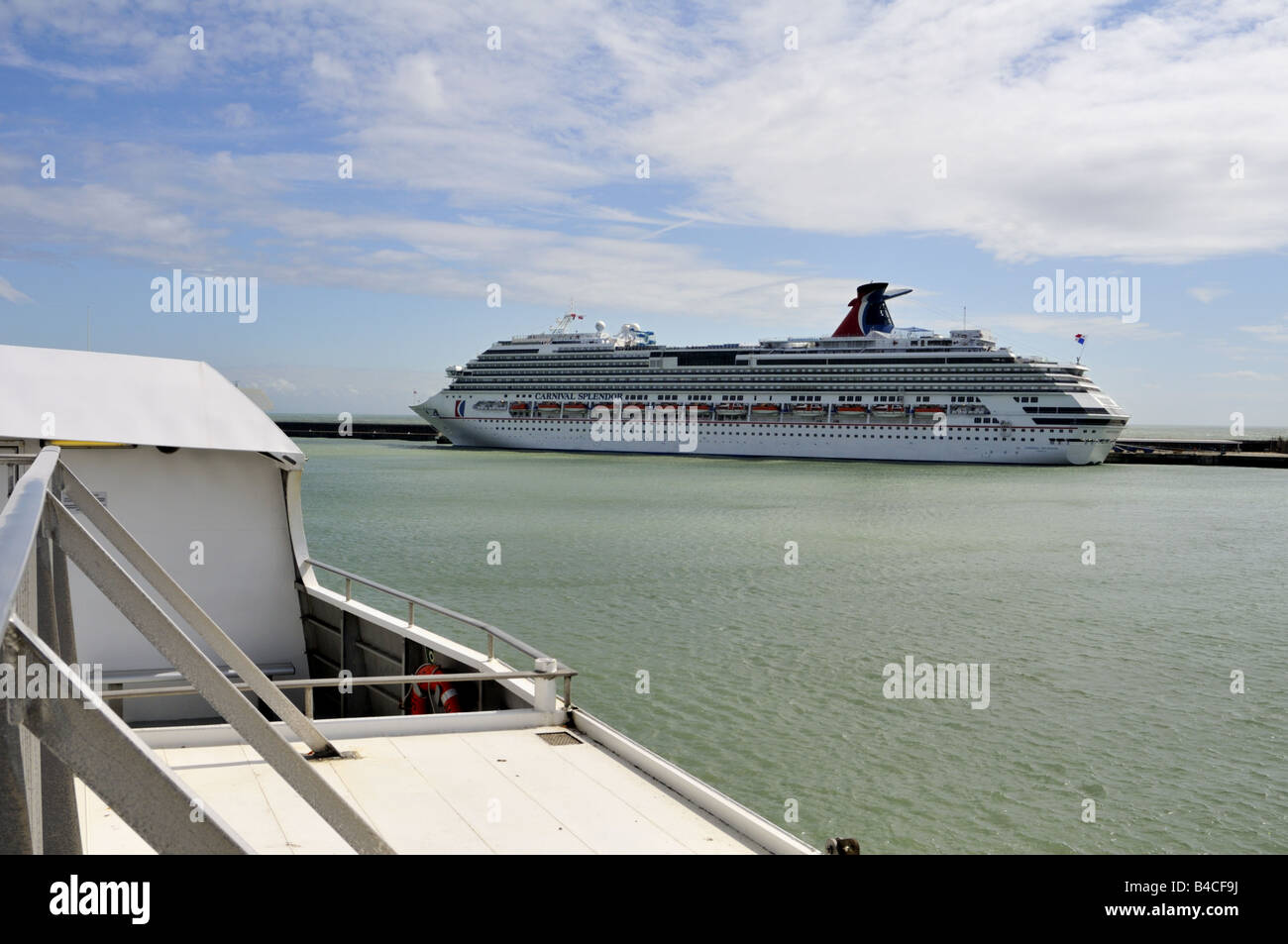 Bateau de croisière Carnival Splendor amarré au port de Douvres UK Banque D'Images
