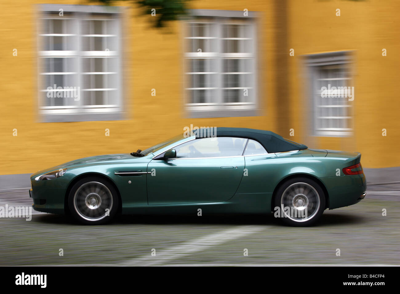 Aston Martin DB9 Volante, l'année de modèle 2005-, vert, la conduite, la vue de côté, la ville, fermé, juridiques, conducteur à droite Banque D'Images