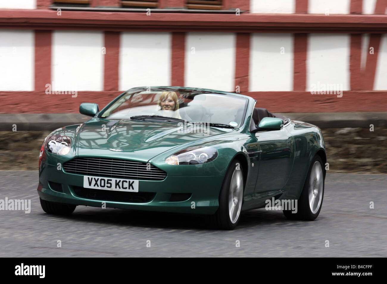 Aston Martin DB9 Volante, l'année de modèle 2005-, vert, la conduite, la diagonale de l'avant, vue frontale, Ville, open top, juridiques, conducteur Banque D'Images