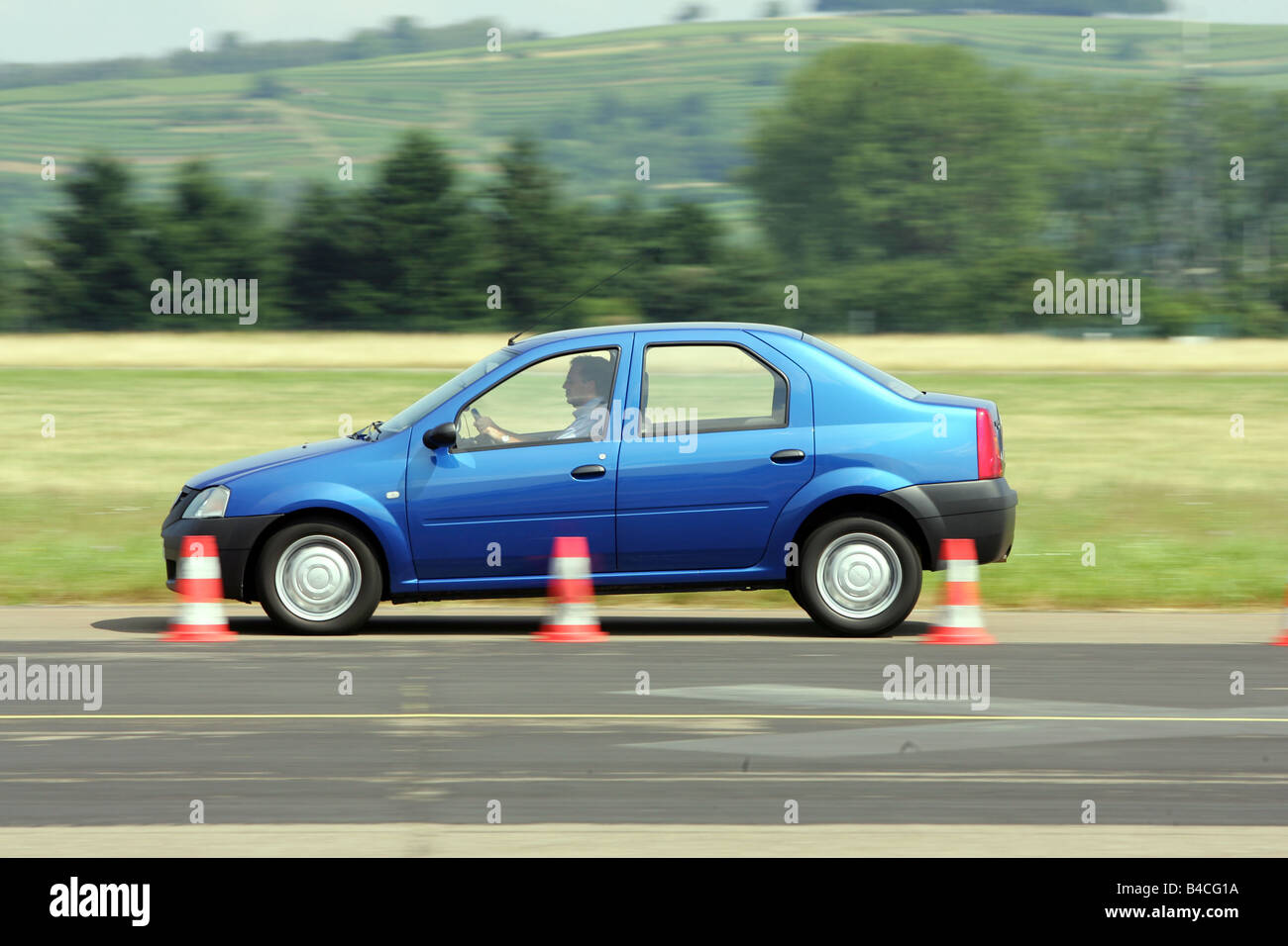 Dacia Logan 1.4 MPI, modèle de l'année 2005-, bleu, Limousine, conduite, side view, test track, Pilonen Banque D'Images