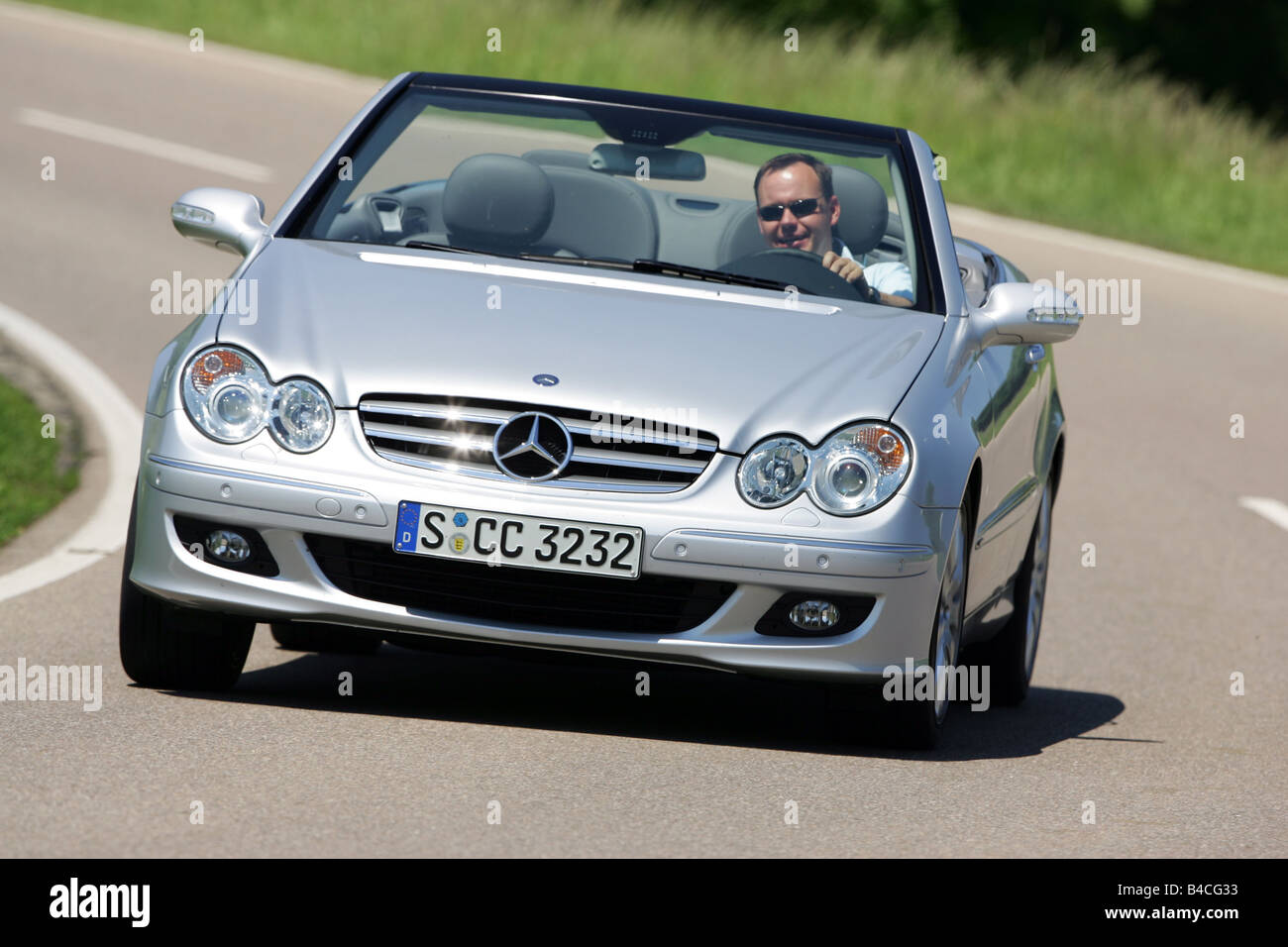 Mercedes CLK 320 CDI cabriolet, modèle 2005, d'argent, la conduite, la  diagonale de l'avant, vue frontale, open top, pays ro Photo Stock - Alamy