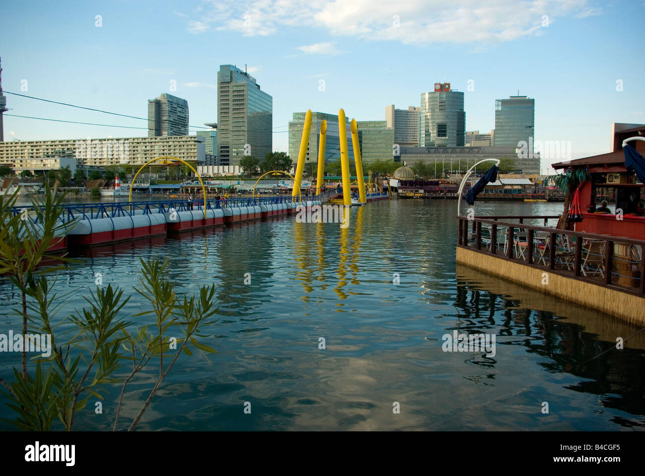 Vue sur la rive du Danube avec de nombreux pubs discothèques restaurants dans l'arrière-plan Centre d'affaires Vienne Autriche Banque D'Images
