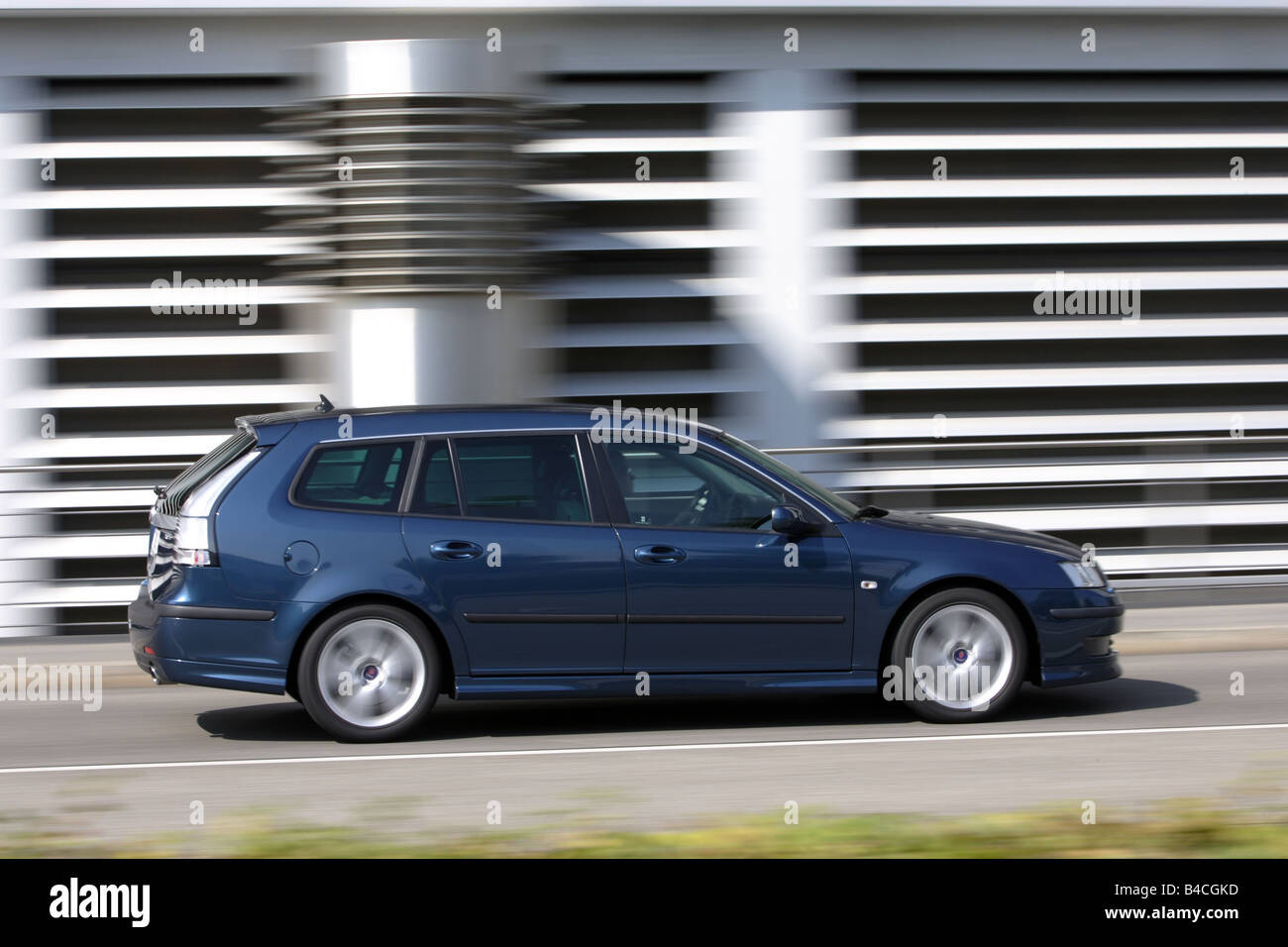 Saab 9-3 Aero V6 2.8 Sportkombi, année modèle 2005, bleu- déménagement, side view, Ville Banque D'Images