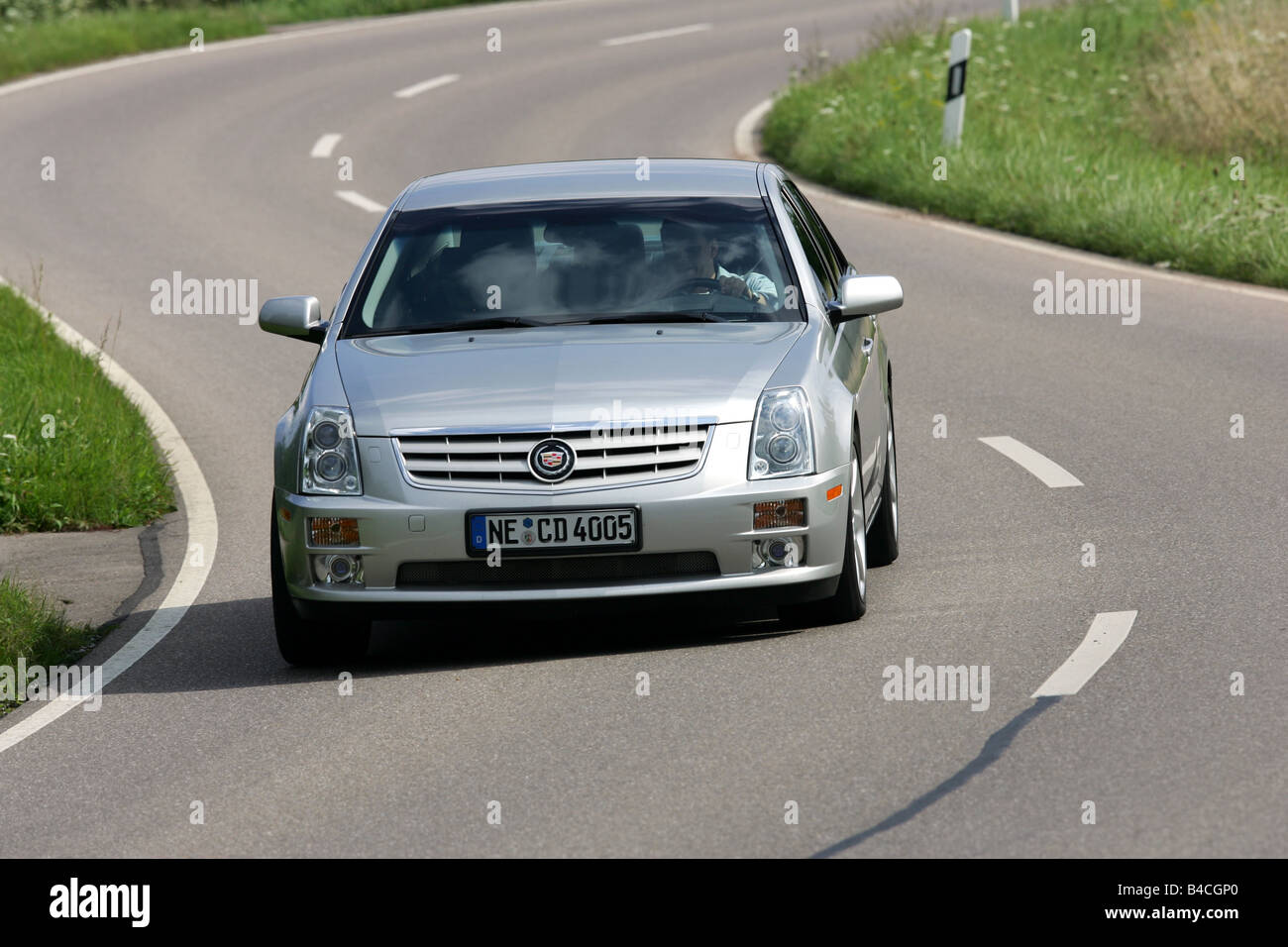 Cadillac STS 4.6 V8, l'année de modèle 2005, d'argent, la conduite, la diagonale de l'avant, vue frontale, country road Banque D'Images