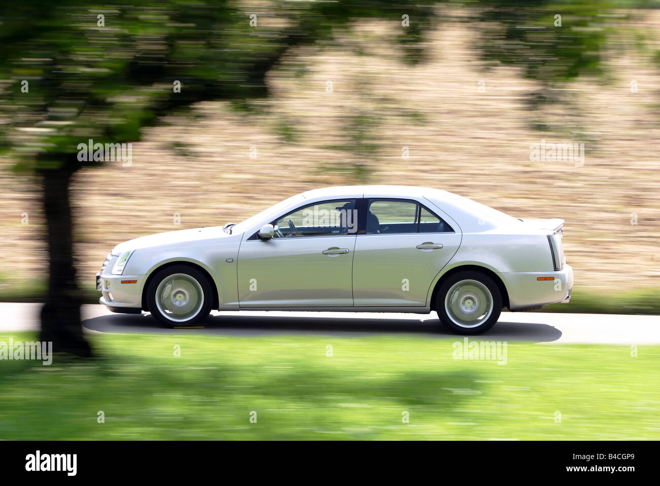 Cadillac STS 4.6 V8, l'année de modèle 2005, d'argent, la conduite, la vue latérale, country road Banque D'Images