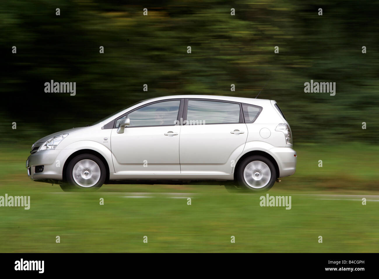 Marche arrière Toyota Corolla 1.8 VVT-i'Exécutif, modèle de l'année 2005, d'argent, la conduite, la vue latérale, country road Banque D'Images