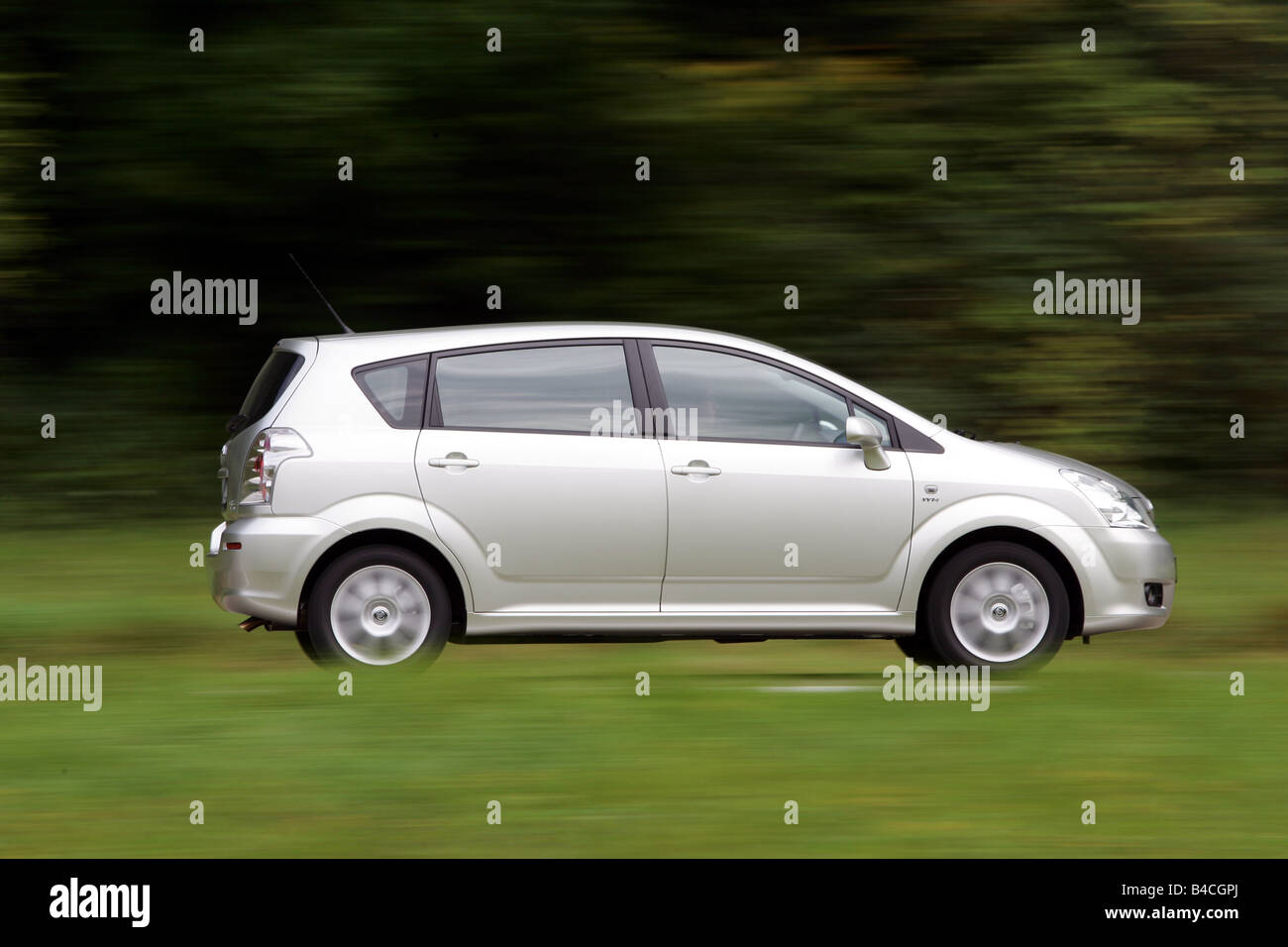 Marche arrière Toyota Corolla 1.8 VVT-i'Exécutif, modèle de l'année 2005, d'argent, la conduite, la vue latérale, country road Banque D'Images