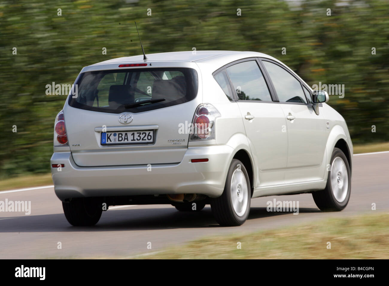 Marche arrière Toyota Corolla 1.8 VVT-i'Exécutif, modèle de l'année 2005, d'argent, la conduite, la diagonale de l'arrière, vue arrière, country road Banque D'Images