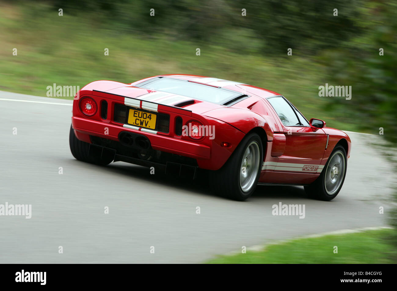 Ford GT, modèle de l'année 2005-, blanc-rouge, la conduite, la diagonale de l'arrière, vue arrière, country road Banque D'Images