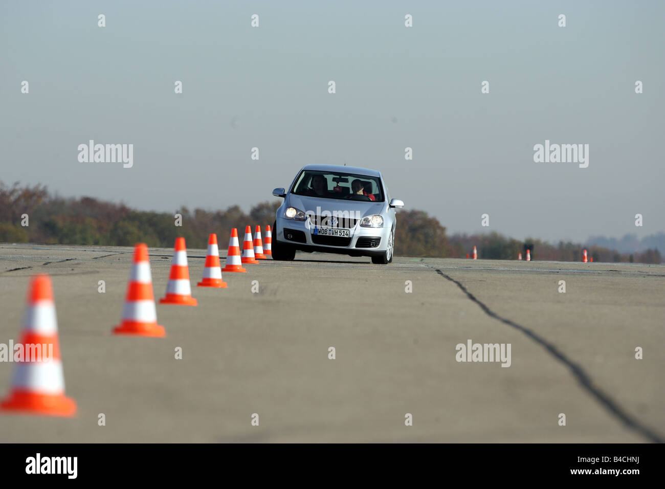 VW Volkswagen Golf V GT, Golf, modèle de l'année 2005, d'argent, la conduite, la diagonale de l'avant, vue frontale, test track, Pilonen Banque D'Images