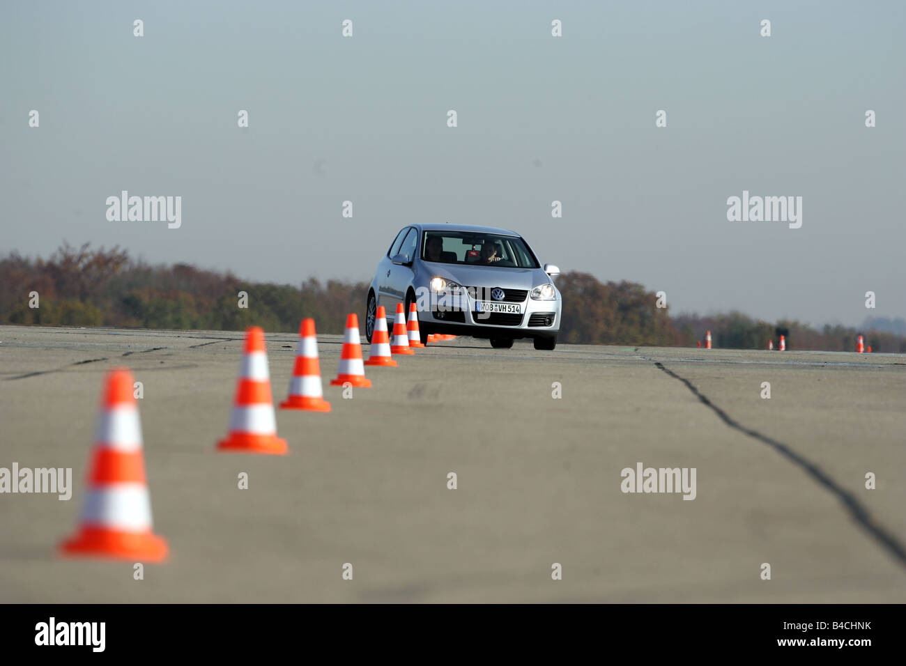 VW Volkswagen Golf V GT, Golf, modèle de l'année 2005, d'argent, la conduite, la diagonale de l'avant, vue frontale, test track, Pilonen Banque D'Images