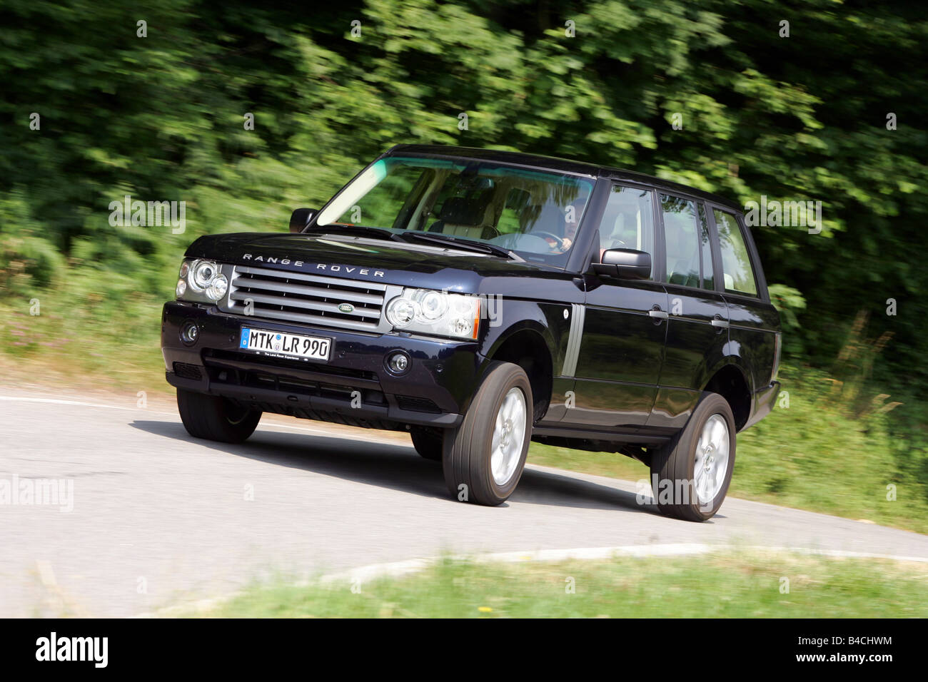 Land Rover Range Rover Sport, noir, l'année de modèle 2002-, la conduite,  la diagonale de l'avant, vue frontale, country road Photo Stock - Alamy