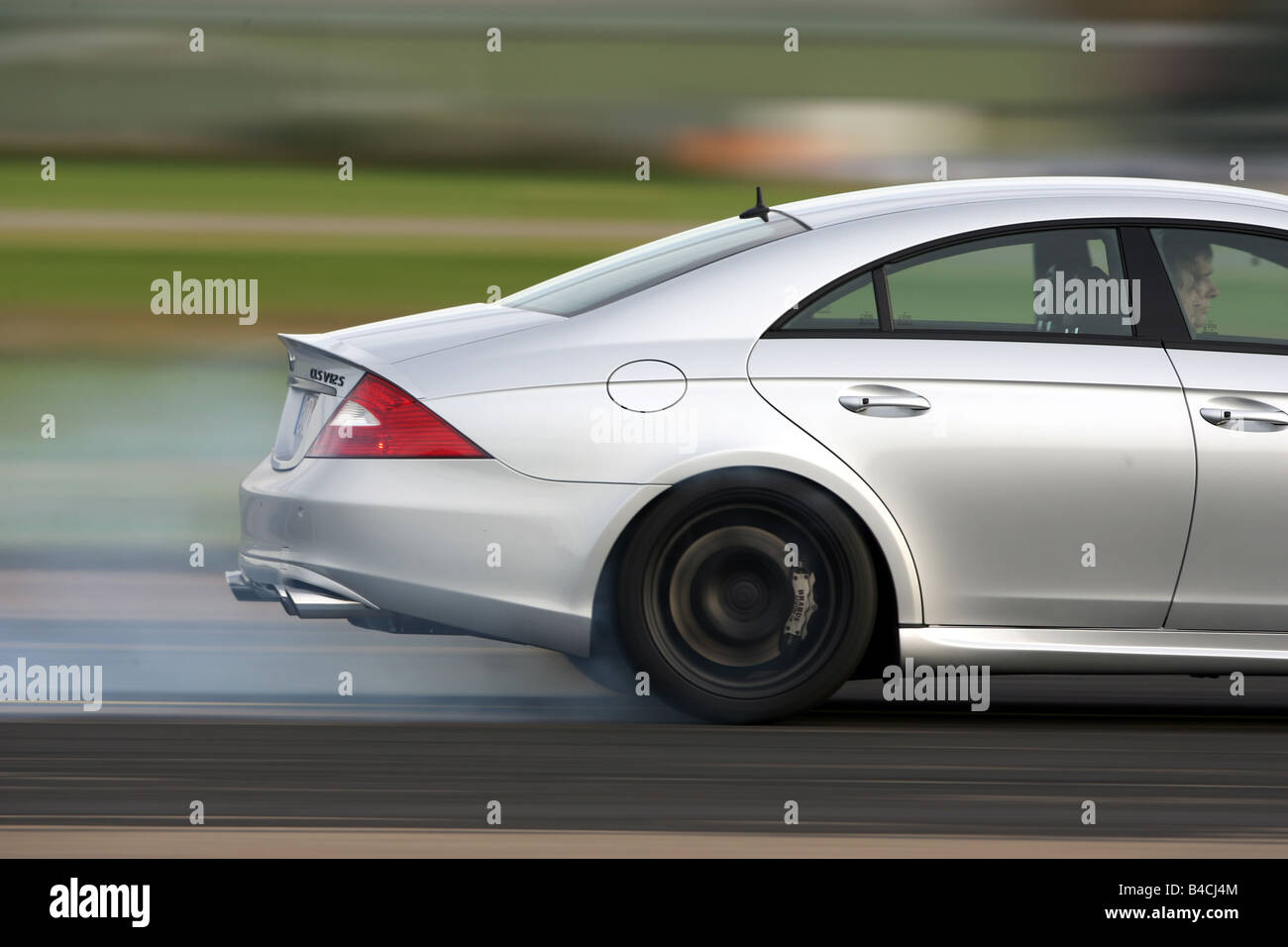 Brabus CLS V12 S Rocket, d'argent, l'année de modèle 2005-, la conduite, la  vue latérale, test track, quamlende pneumatiques Photo Stock - Alamy