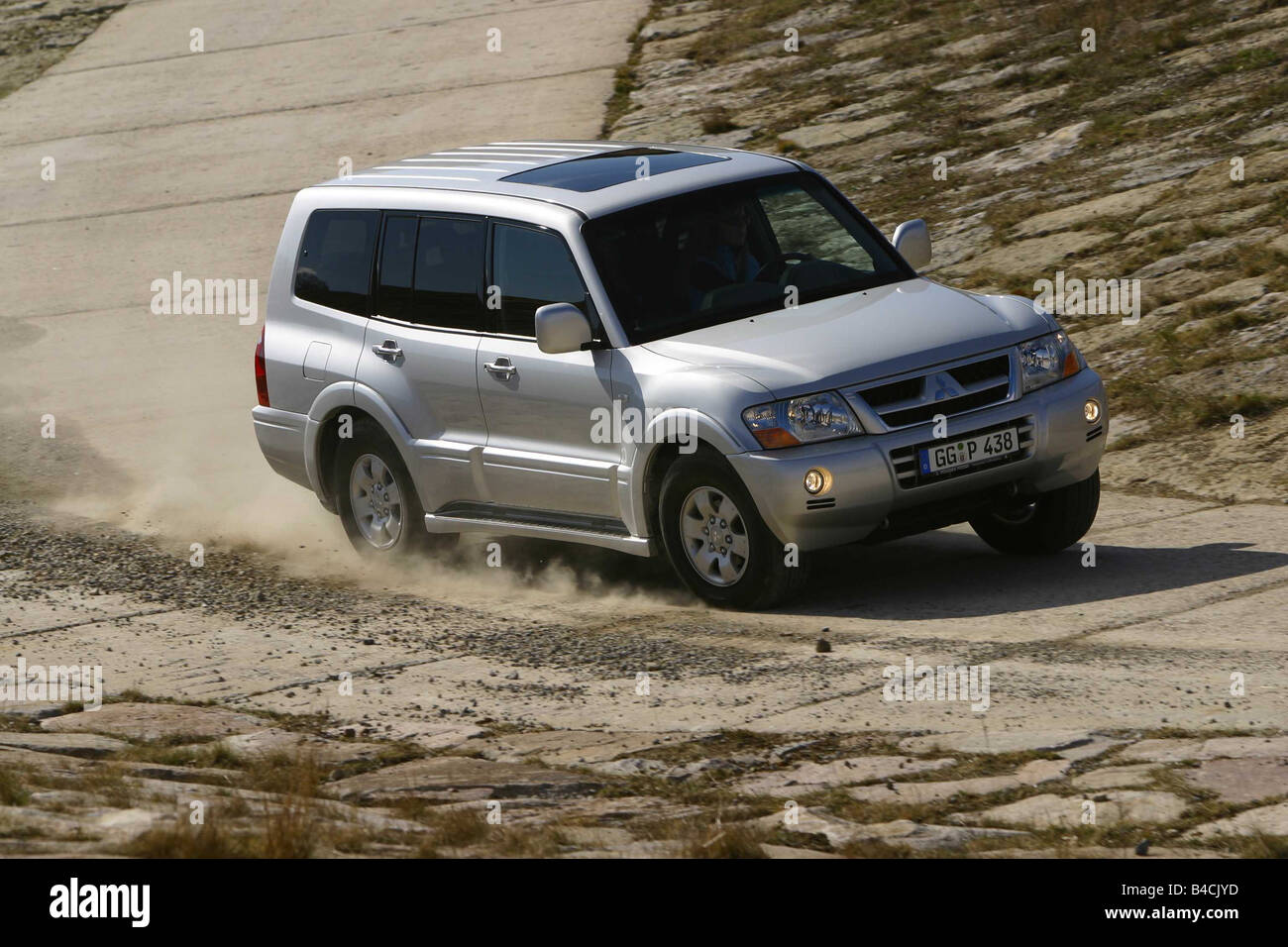 Voiture, Mitsubishi Pajero, véhicule cross-country, l'année de modèle 2000,  d'argent, la conduite automobile, moto-cross, la diagonale de l'avant, de  la boue, Dreck Photo Stock - Alamy