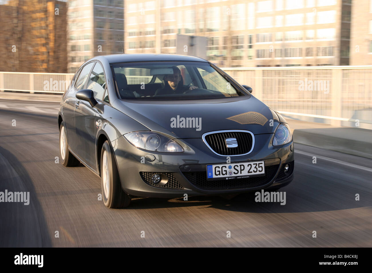 Voiture, Seat Leon 2.0 TDI, Limousine, modèle de l'année 2005-, noir, la  conduite, la diagonale de l'avant, vue frontale, Ville Photo Stock - Alamy