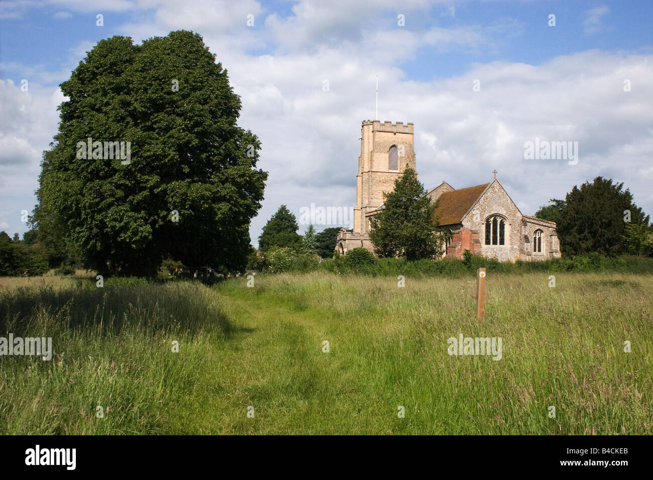 Église Saint-laurent et sentier public Ridgwell Essex Banque D'Images