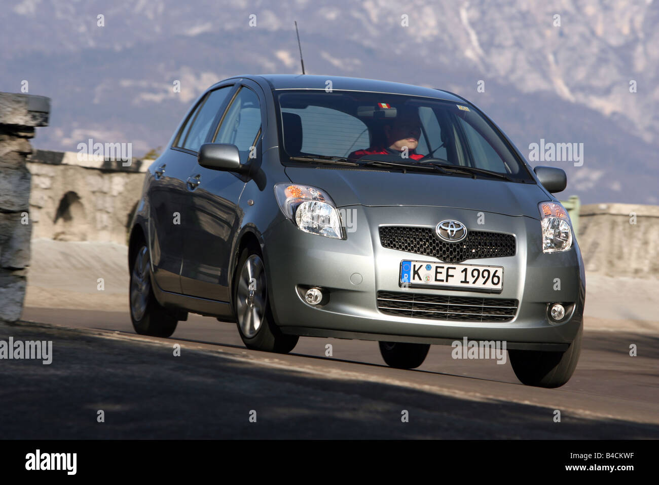 Toyota Yaris 1.3 WT-i, l'année de modèle 2005, d'argent, la conduite, la diagonale de l'avant, vue frontale, country road Banque D'Images
