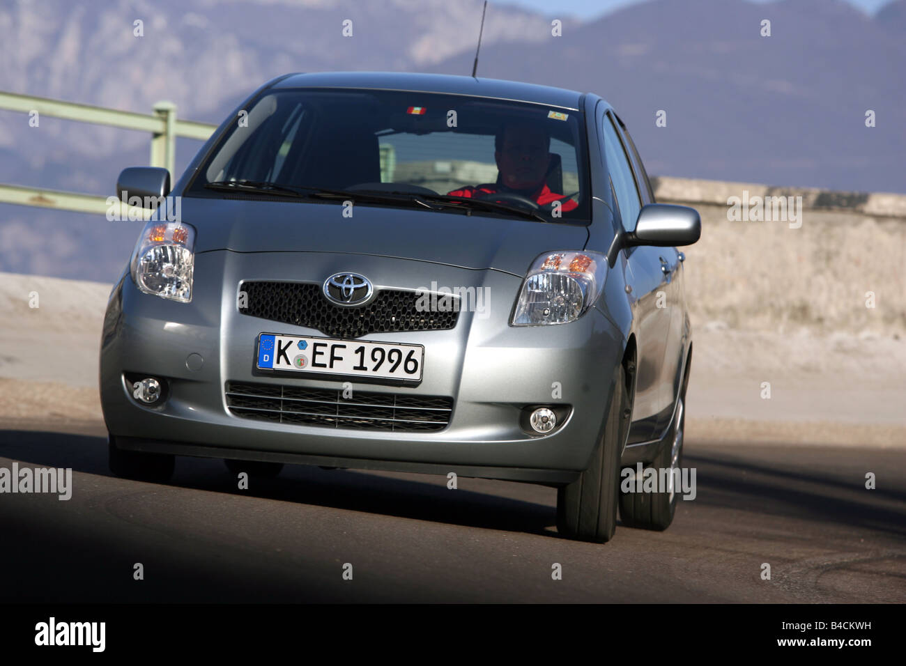 Toyota Yaris 1.3 WT-i, l'année de modèle 2005, d'argent, la conduite, la diagonale de l'avant, vue frontale, country road Banque D'Images