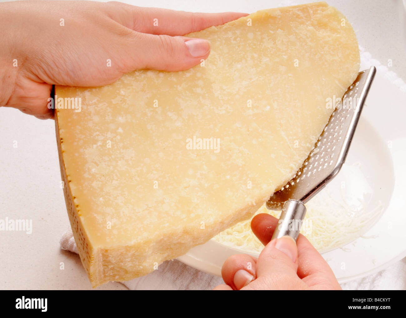Râper le fromage parmesan Banque D'Images