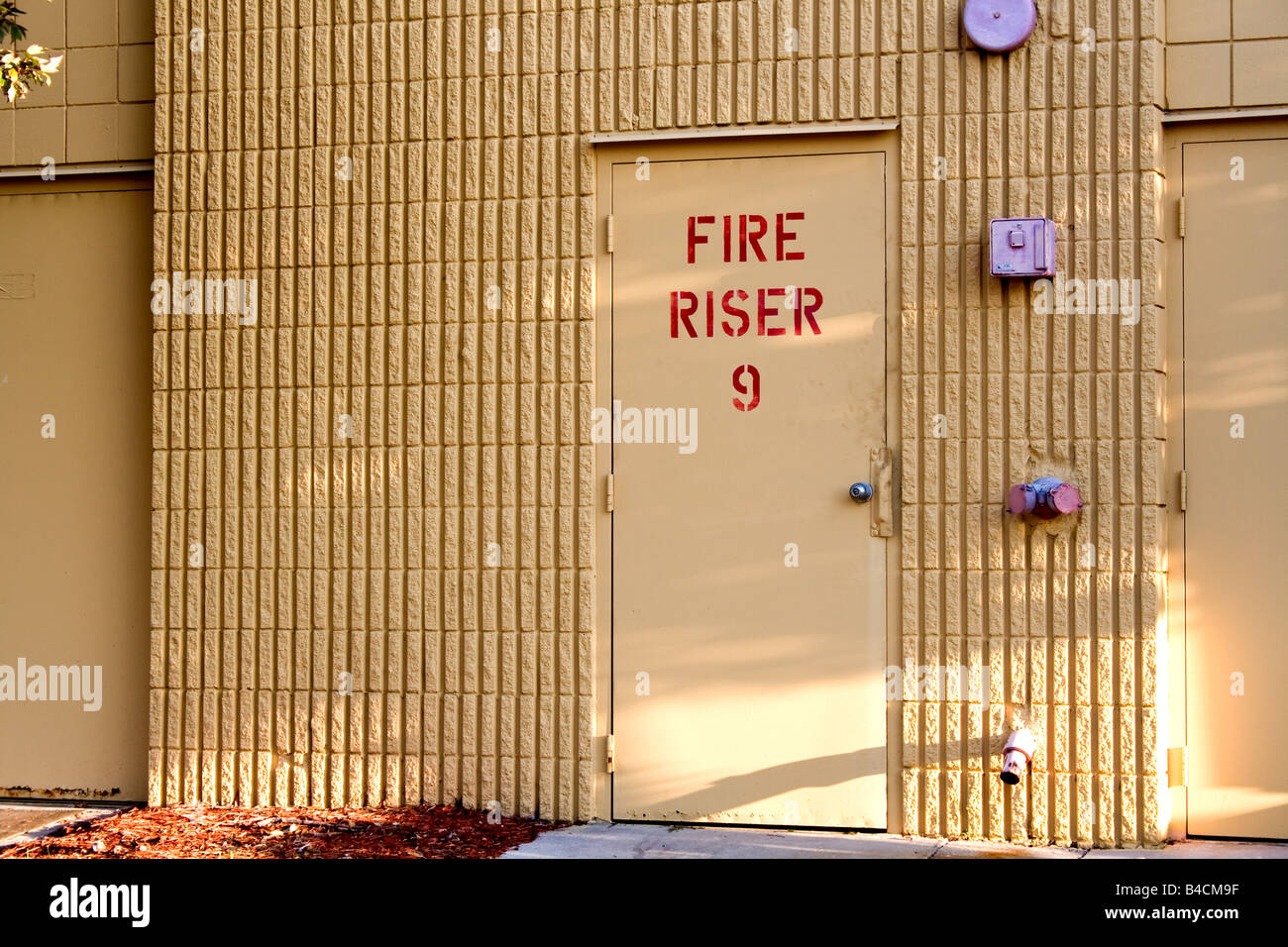 Porte coupe-feu sur un bâtiment en brique Banque D'Images