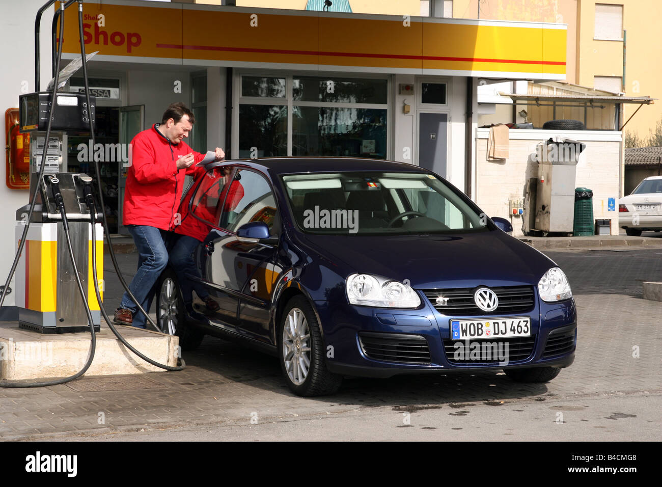 VW Volkswagen Golf GT 2.0 TDI, le bleu foncé, le modèle de l'année 2005-, debout, à la défense, la diagonale de l'avant, vue frontale, Ville, Ga Banque D'Images