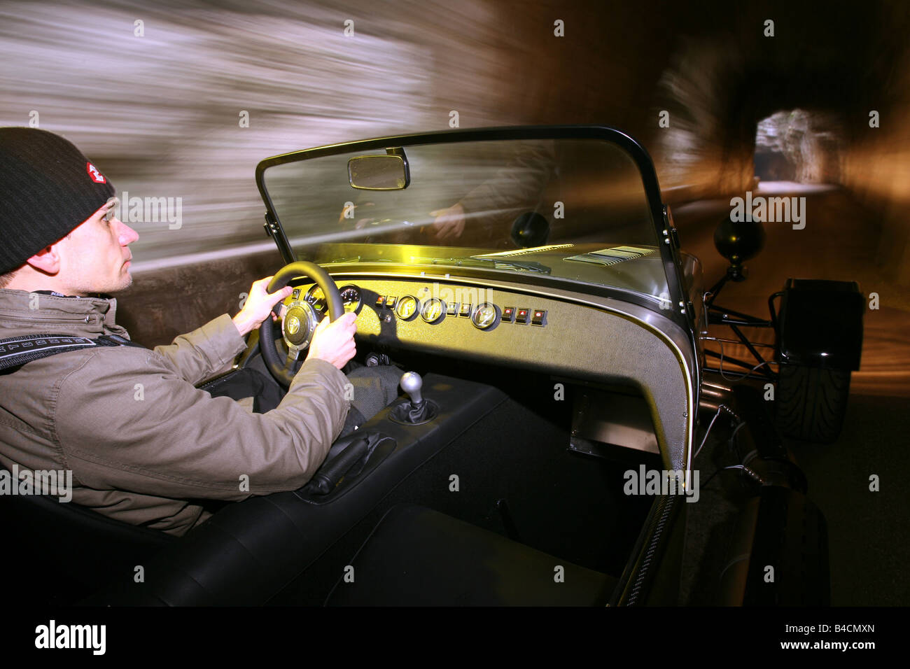 Caterham CSR 200, l'année de modèle 2006, d'argent, la conduite, la diagonale de l'arrière, route de campagne, un panoramique avec shot , Tunnel Banque D'Images