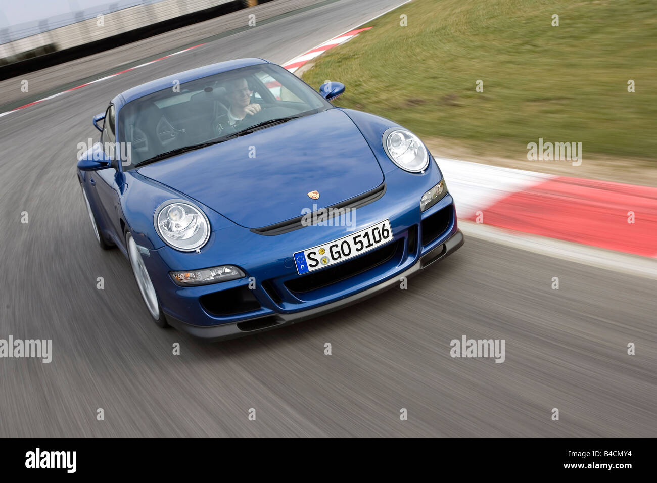 Porsche 911 GT3, l'année de modèle 2006- bleu, déménagement, la diagonale de l'avant, vue frontale, Test Track Banque D'Images