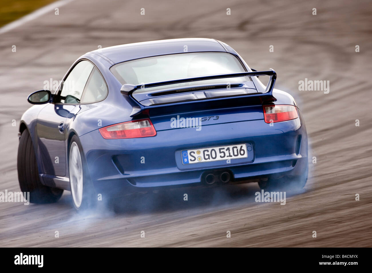 Porsche 911 GT3, l'année de modèle 2006- bleu, déménagement, la diagonale de l'arrière, vue arrière, test track, DRIFT, DRIFTING Banque D'Images