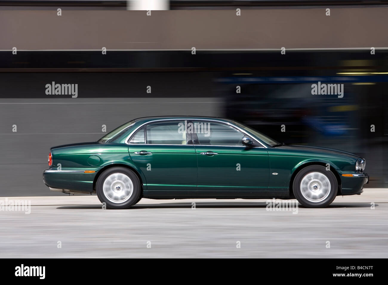 Jaguar XJ6 2.7D, modèle 2006-, vert foncé, la conduite, la vue de côté, Ville Banque D'Images