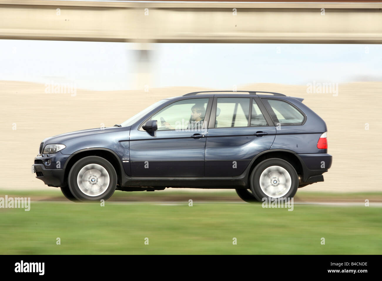 BMW X5 3.0D, modèle année 2003-, noir, la conduite, la vue latérale, country road Banque D'Images