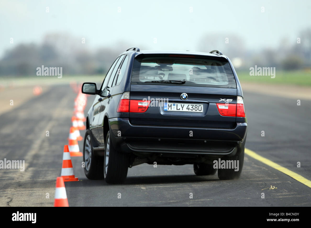 BMW X5 3.0D, modèle année 2003-, noir, la conduite, la diagonale de l'arrière, vue arrière, Pilonen, Test Track Banque D'Images