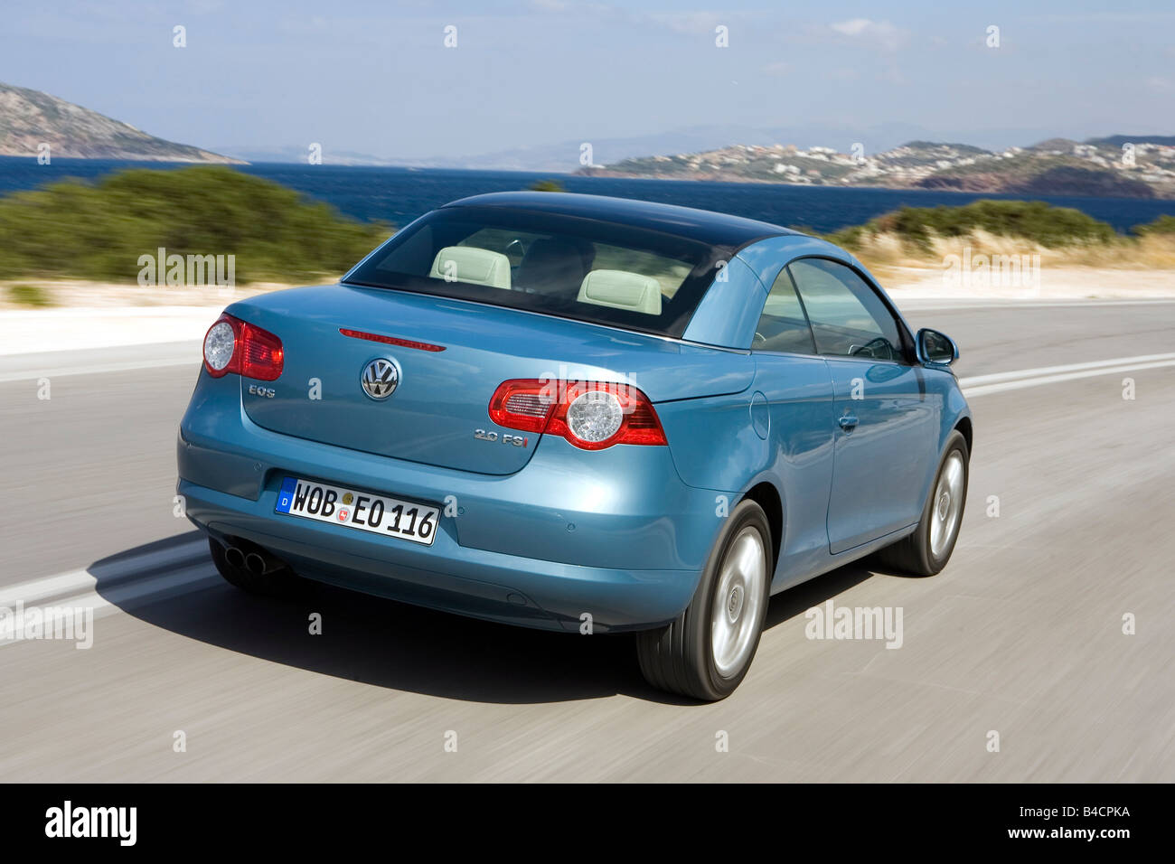 VW Volkswagen Eos 2.0 FSI, l'année de modèle 2006- hellblue, déménagement, la diagonale de l'arrière, vue arrière, landsapprox.e, Meer, l'eau, Somme Banque D'Images