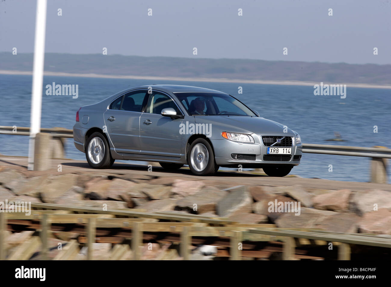 Volvo S80 V8 AWD, modèle 2006-, argent/anthracite, la conduite, la diagonale de l'avant, vue frontale, vue latérale, country road Banque D'Images