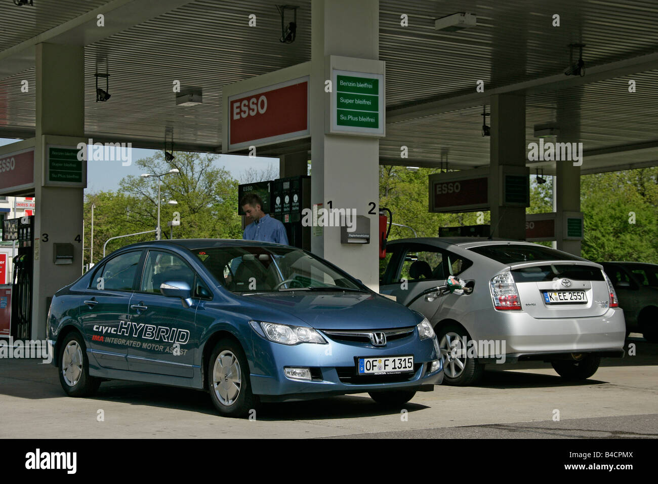 Honda Civic Hybrid et la Toyota Prius, l'année de modèle 2006, d'argent, debout, à la défense, de la ville, station d'essence, hybride d'env. Banque D'Images