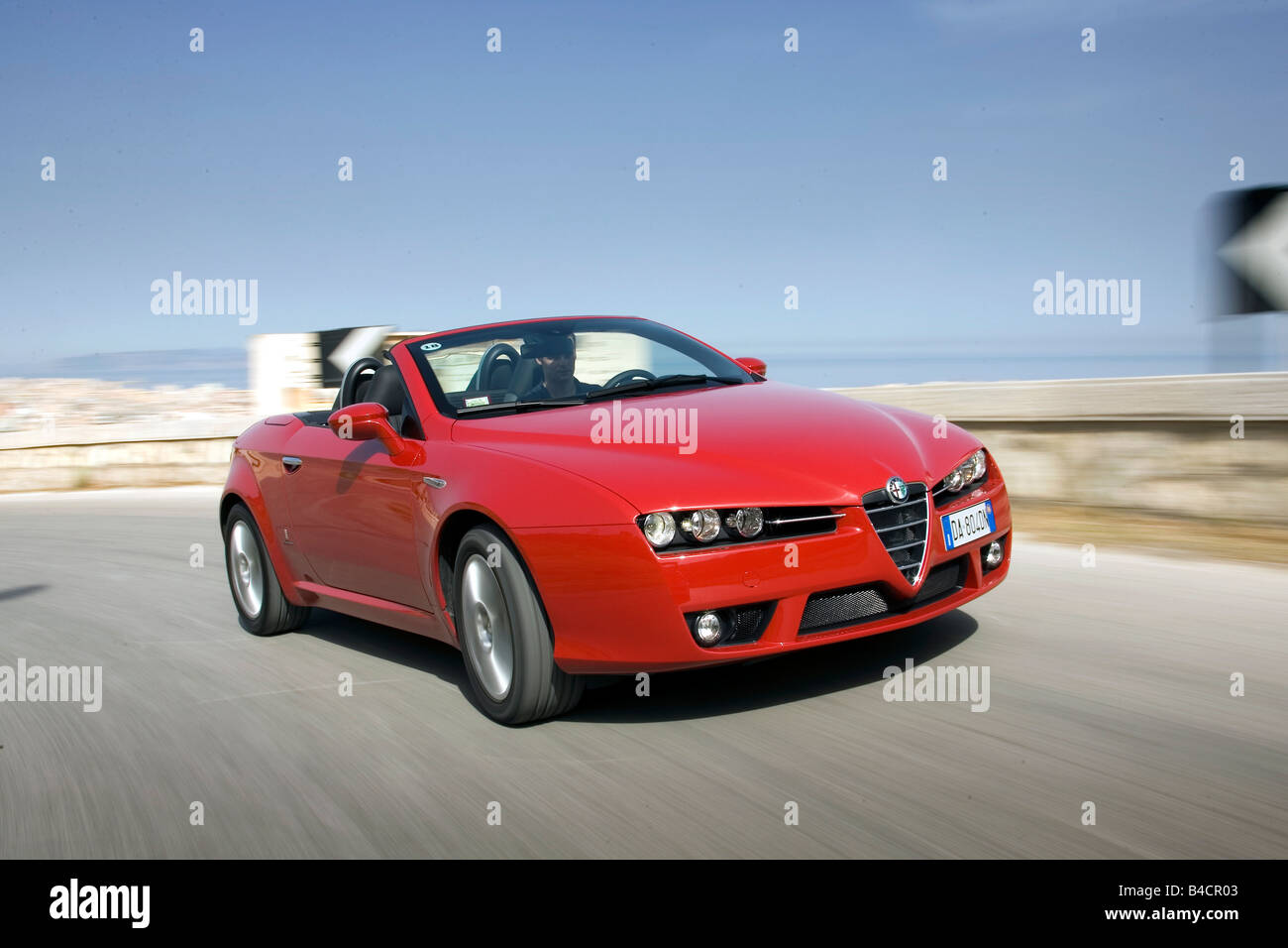 Alfa Romeo Spider 3.2 V6 JTS Q, l'année de modèle 2006-, rouge, la conduite, la diagonale de l'avant, vue frontale, country road, open top Banque D'Images