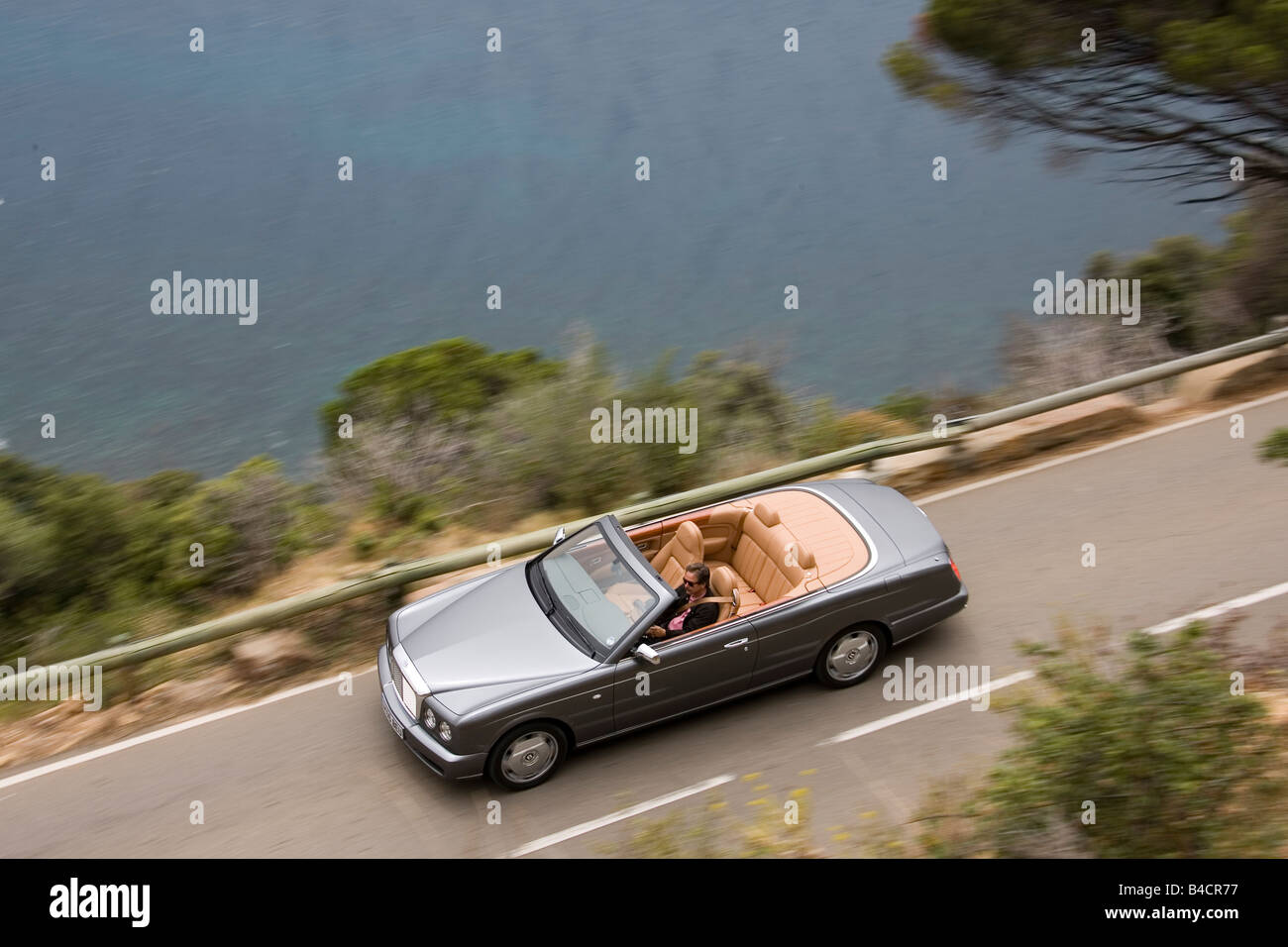 Bentley Azure, l'année de modèle 2006-, l'anthracite, la conduite, la diagonale d'en haut, route de campagne, open top Banque D'Images