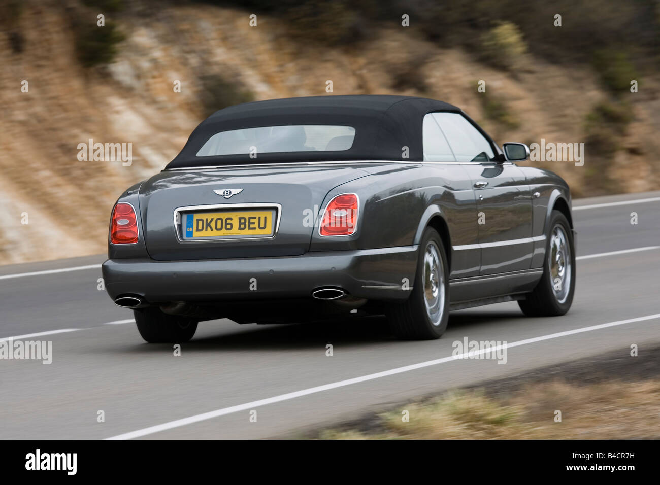 Bentley Azure, l'année de modèle 2006-, l'anthracite, la conduite, la diagonale de l'arrière, vue arrière, country road, fermé Banque D'Images