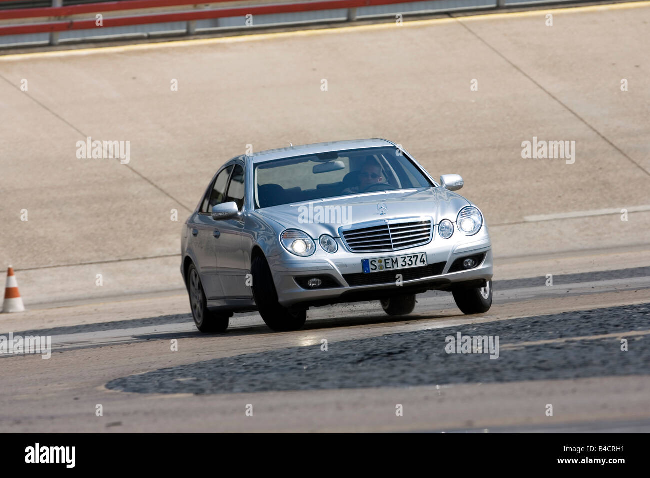 Mercedes E 220 CDI, l'année de modèle 2005, d'argent, la conduite, la diagonale de l'avant, vue frontale, test track Banque D'Images