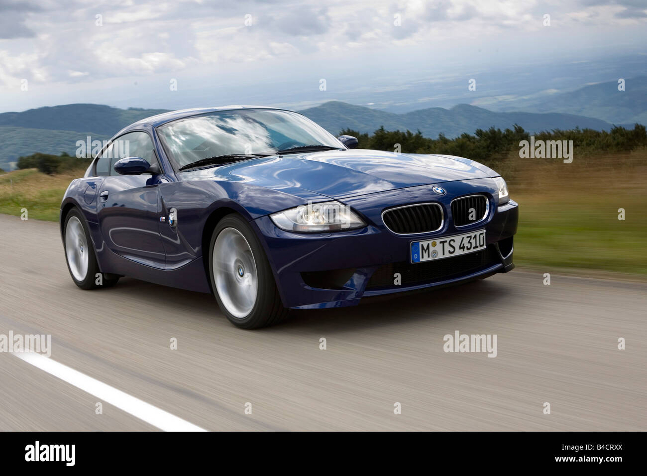 BMW Z4 M Coupé, l'année de modèle 2006- bleu, déménagement, la diagonale de l'avant, vue frontale, country road Banque D'Images